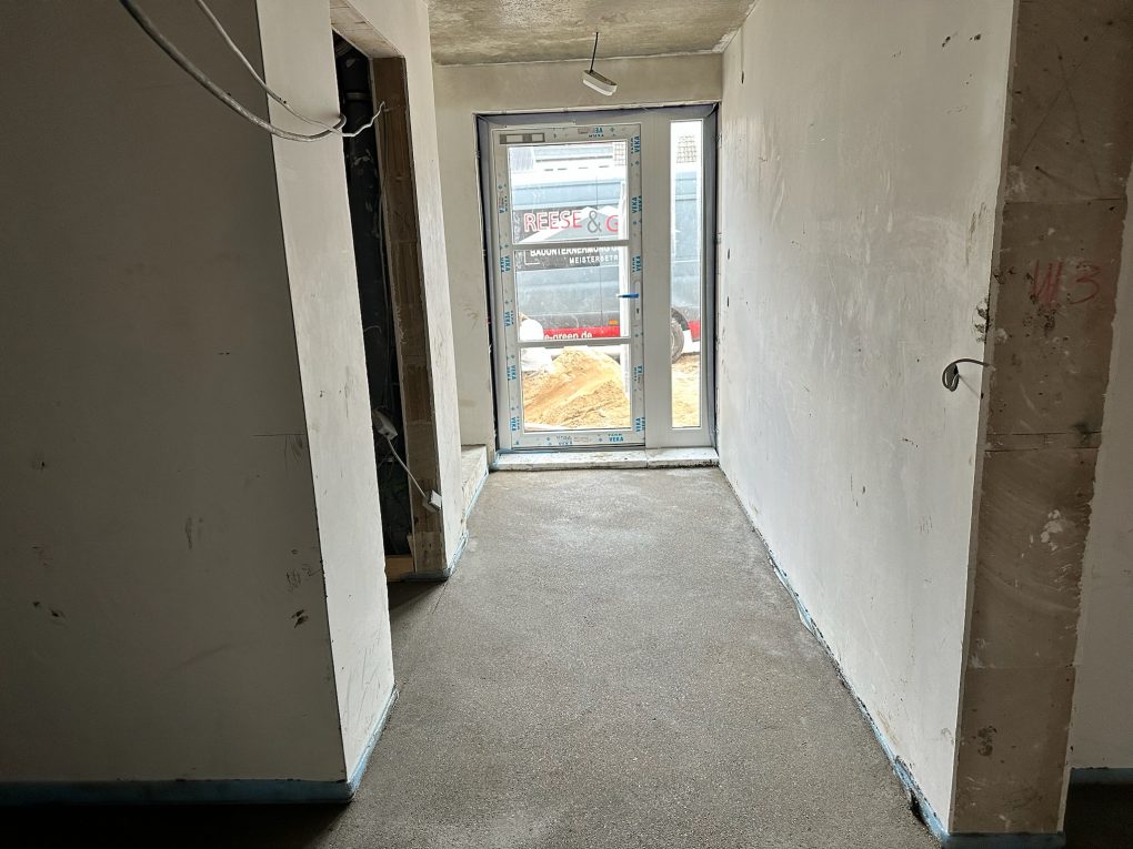 Baukran abgebaut, Estrich TSA 5 fertiggestellt und Forstschritt Dachdeckerarbeiten TSA 5a