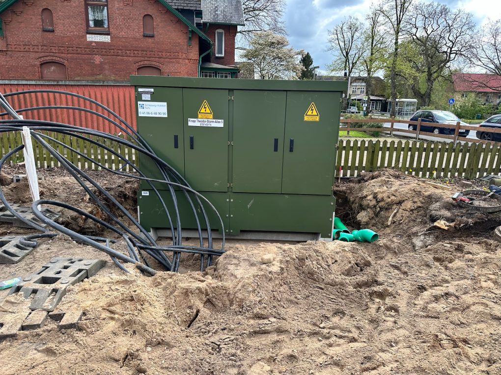 Versorgungsleitungen sind verlegt, Trafohaus gesetzt und Verputzarbeiten im 18WE schreiten voran