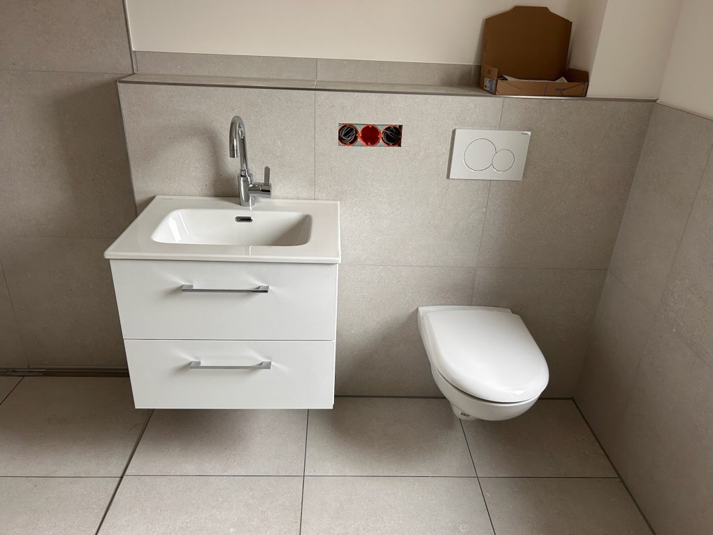 Endmontage Sanitäreinrichtung, Wärmepumpenlieferung und Außenanlage