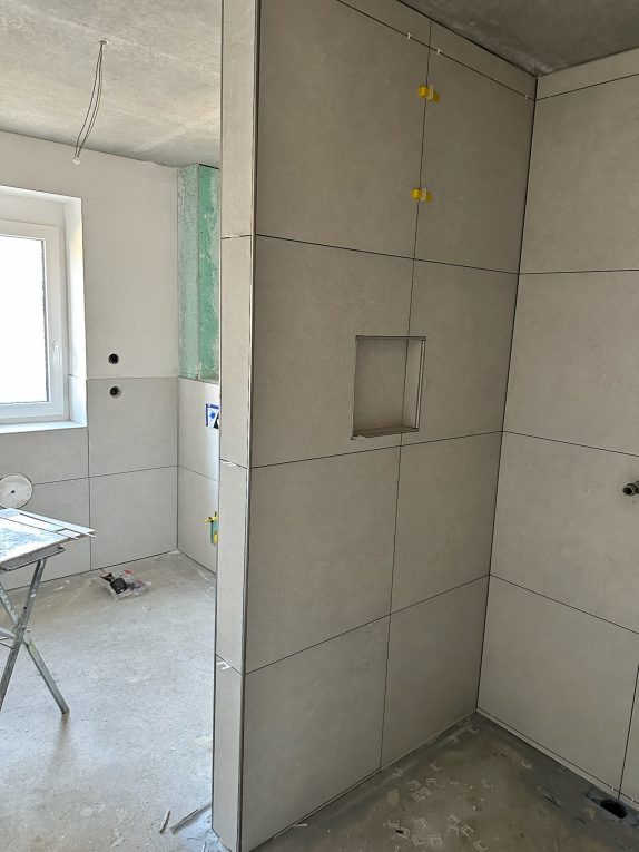 In der TSA5 geht es in den Endspurt. Die Fliesen werden verlegt und die Maler beginnen mit den Vorarbeiten.